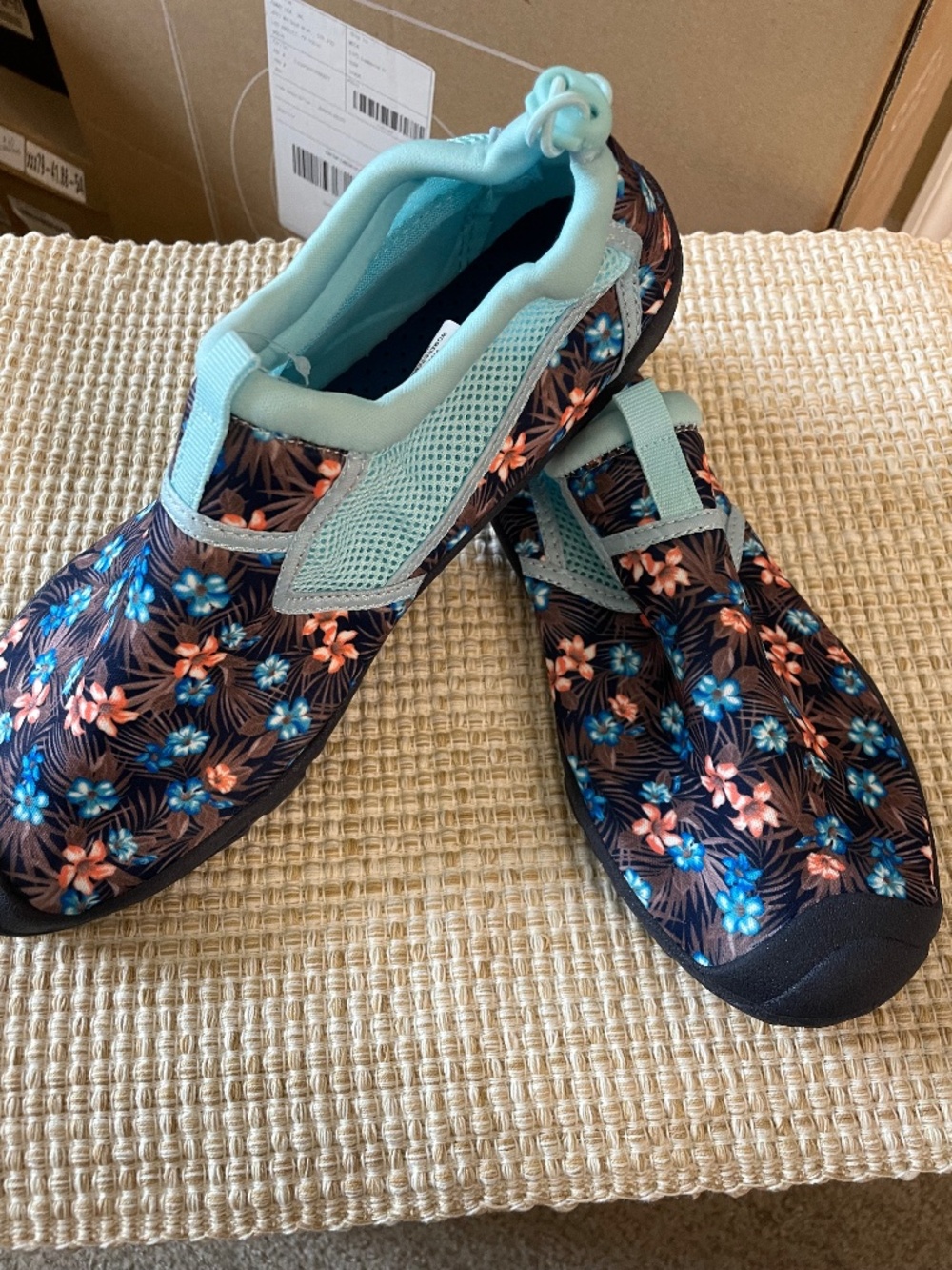 Lands End women sz. 11 water shoes